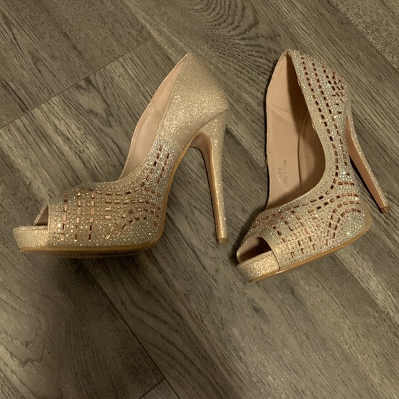 POLISHED PEEP TOE PUMP | Size 7 | Champagne Bling | Akira - Picture 1 of 2
